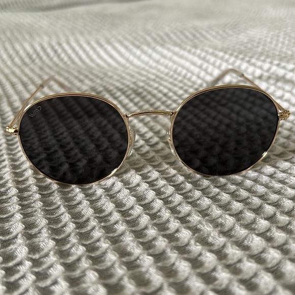 WearMe Pro - Reflective Lens Round Trendy Sunglasses - Picture 3 of 5